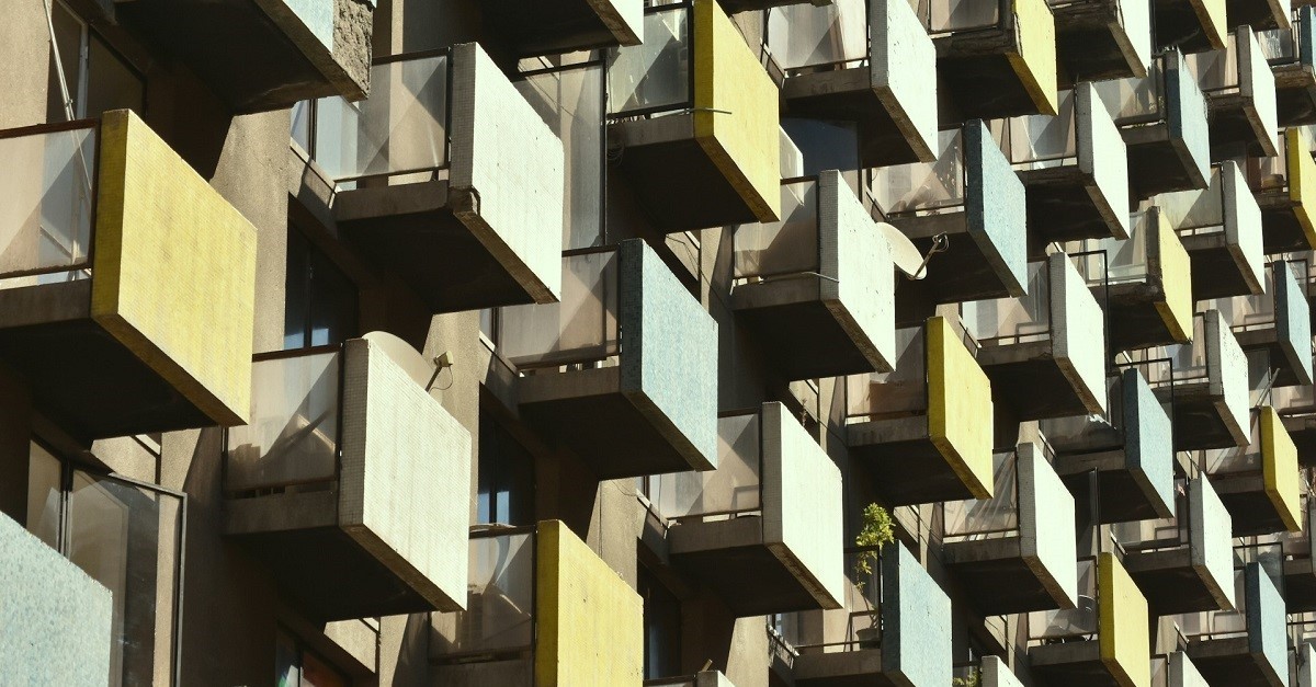 Palazzo con piccoli balconi