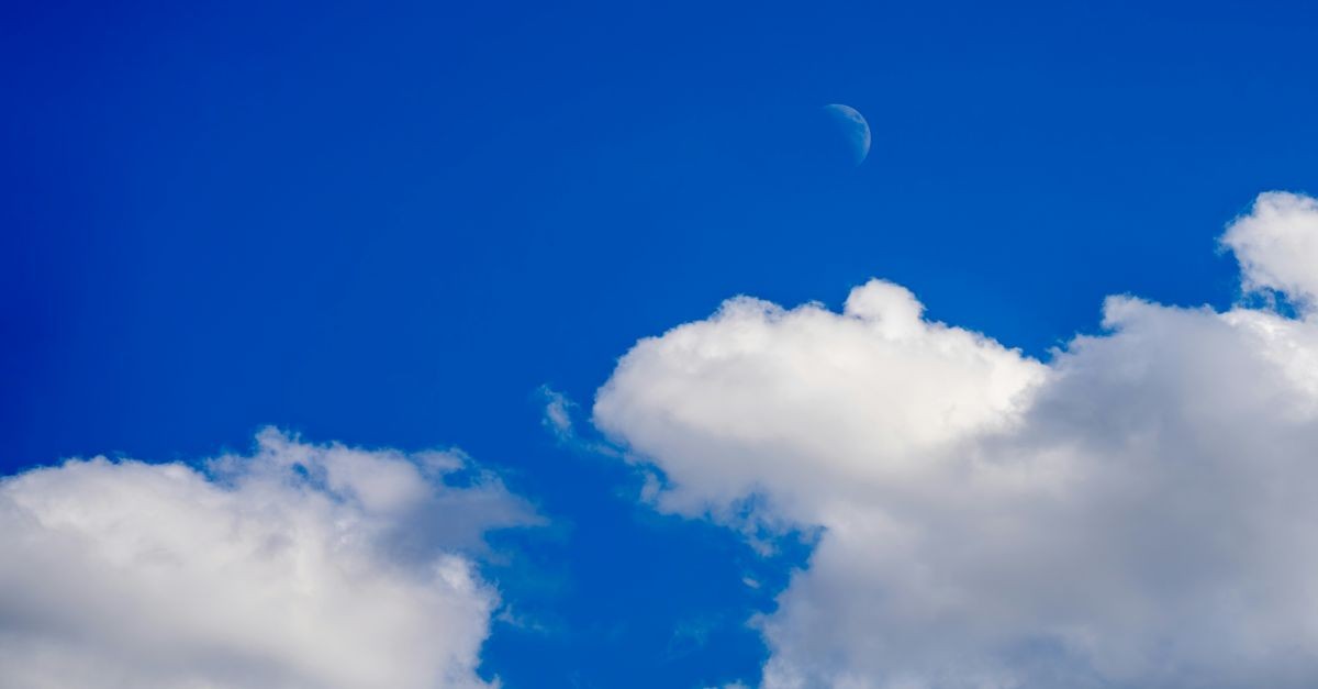 Luna crescente nel cielo con le nuvole