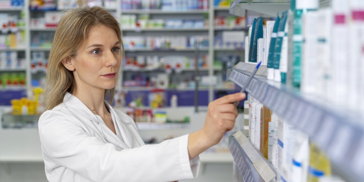 Farmacista al lavoro 