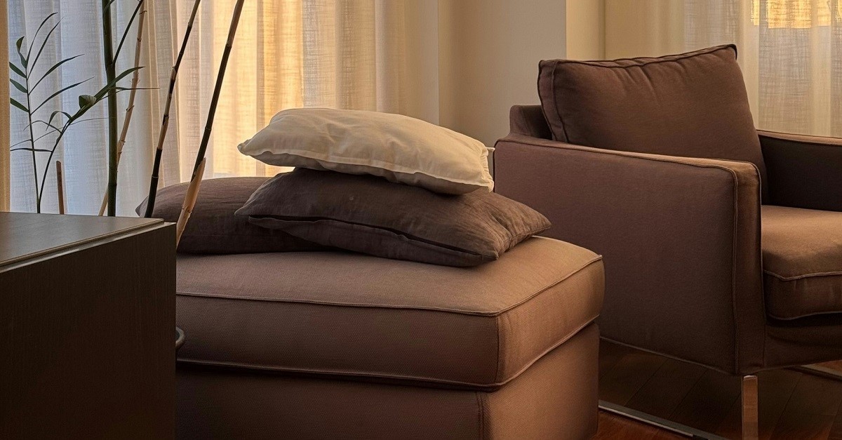 Un pouf da letto in soggiorno