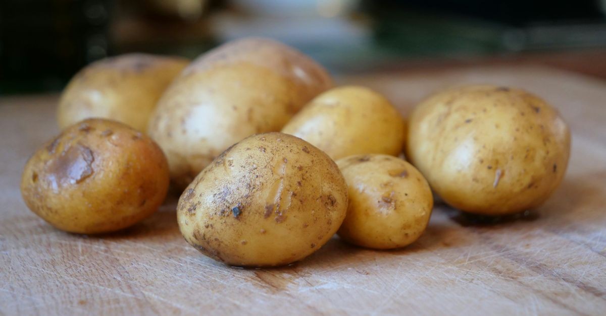 patate su tavola di legno