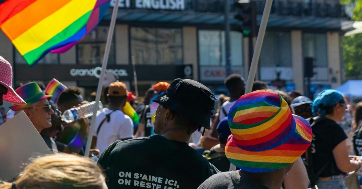 Persone che manifestano con bandiere arcobaleno 