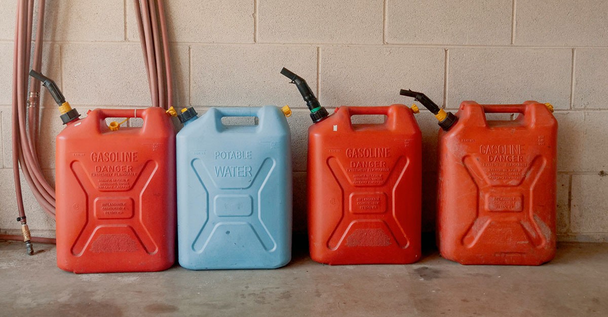 Taniche di benzina in garage