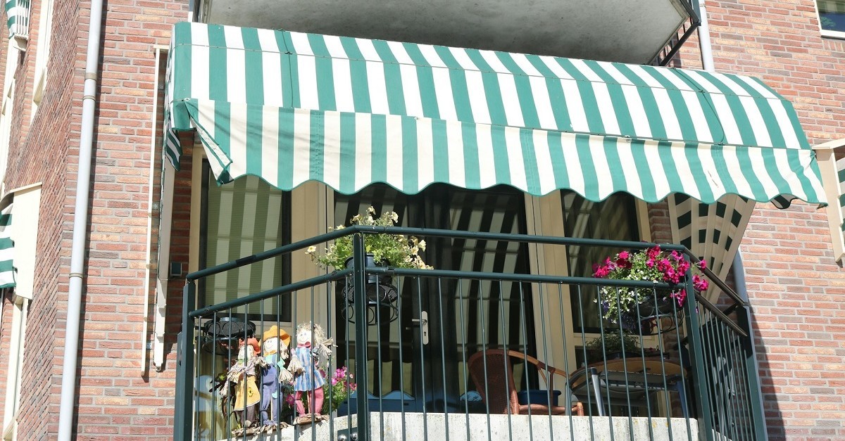 Balcone con tenda da sole