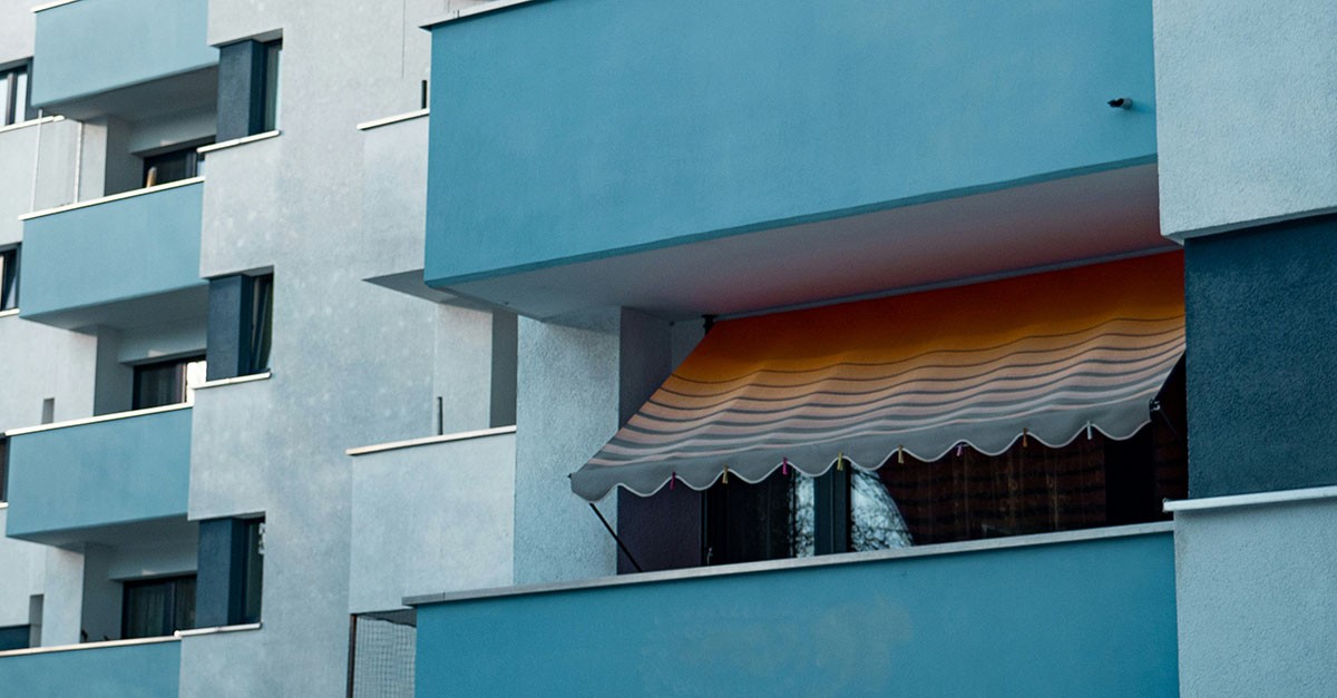Tenda sul balcone del condominio