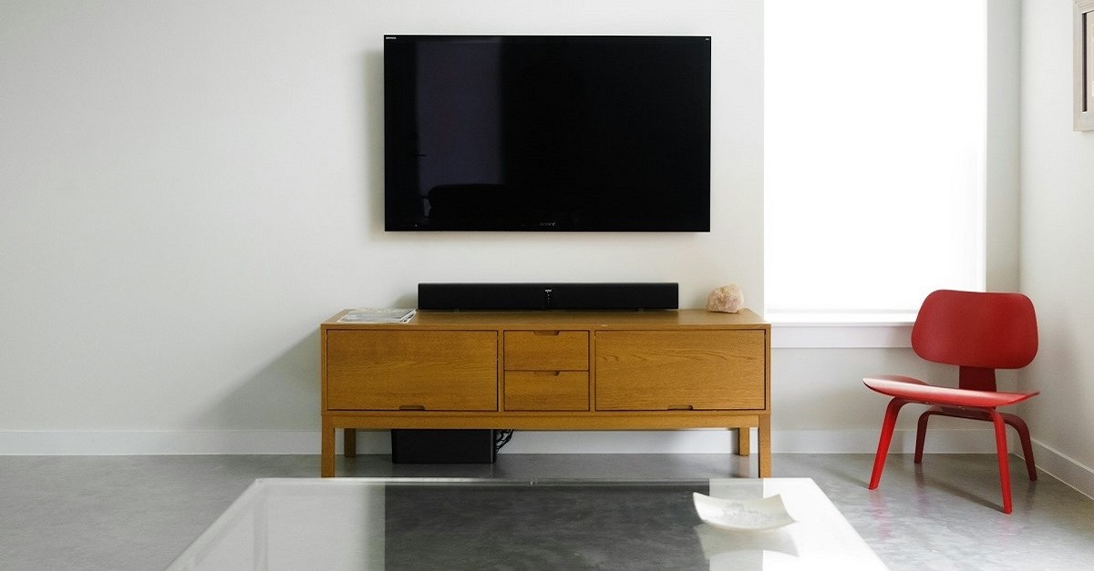 Soggiorno con TV montata a parete