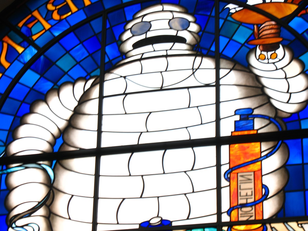 Vetrata sulla facciata principale raffigurante l'omino Michelin