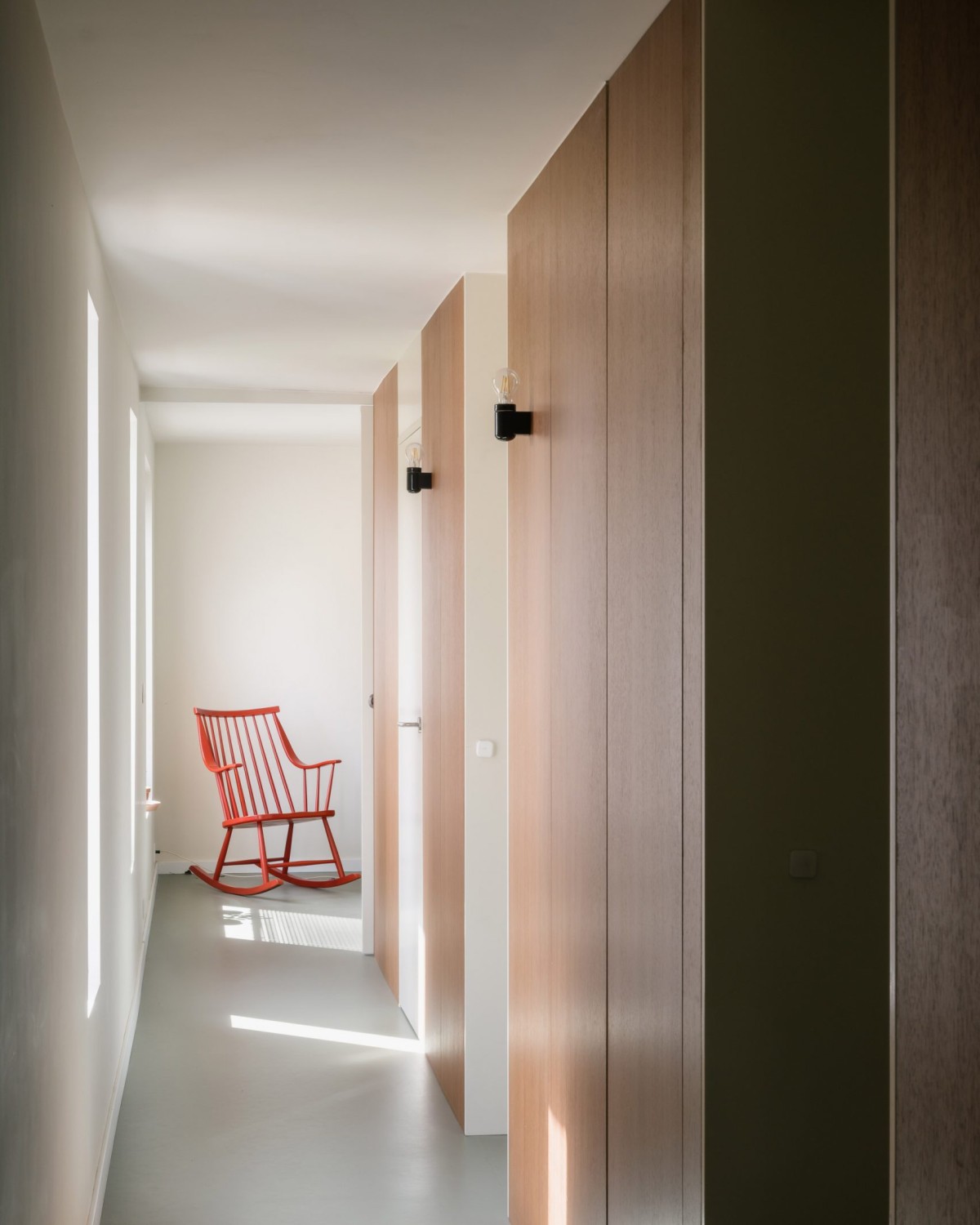 L'ingresso alle camere da letto è caratterizzato da pareti rivestite in legno che infondono tranquillità