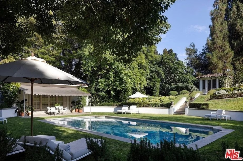Dispone di una piscina, una dependance per gli ospiti e un garage separato