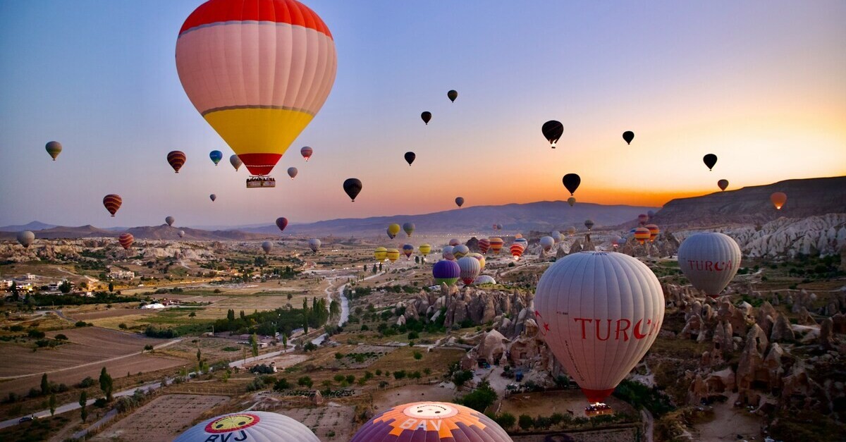 Mongolfiere in volo all'alba in Capoadocia