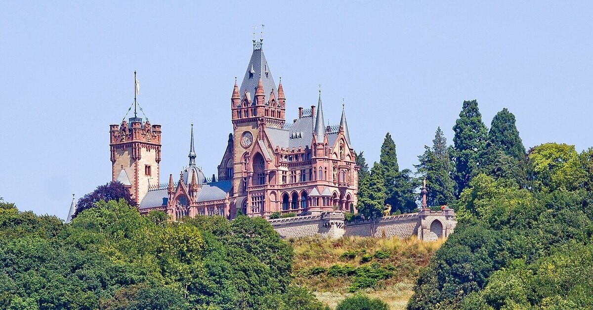 Vista del Castello di Drachenburg immerso nella foresta