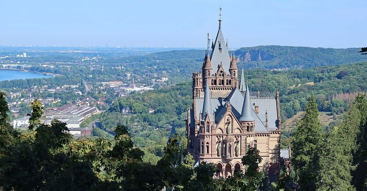 Vista laterale del Castello di Drachenburg