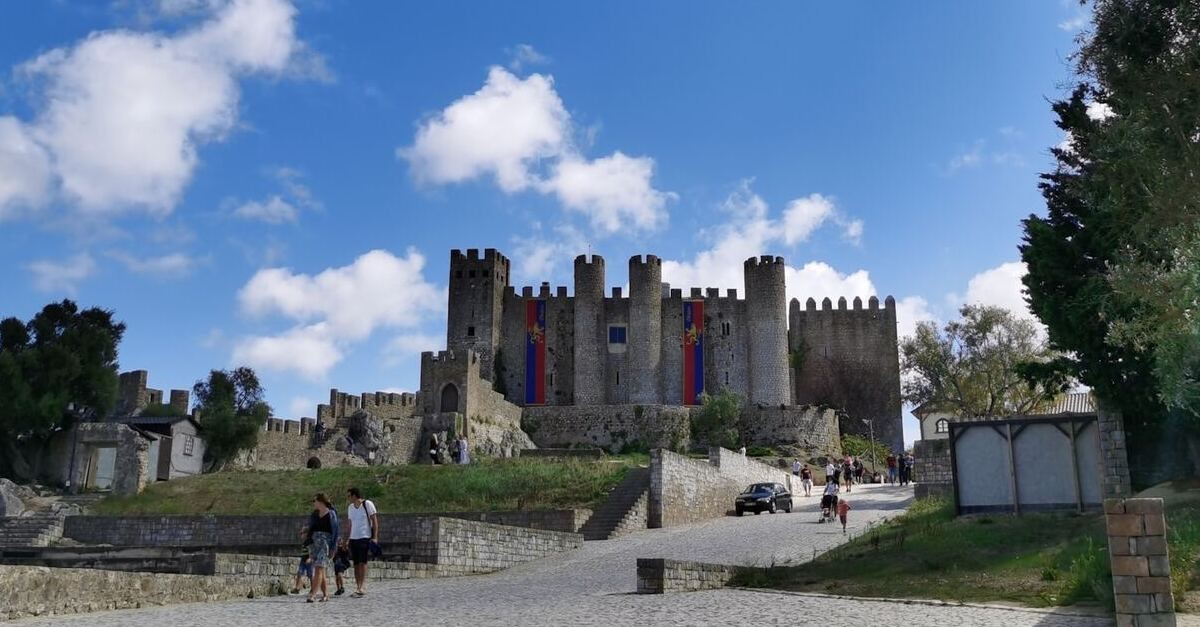 La fortezza di Obidos in Portogallo con persone che camminano