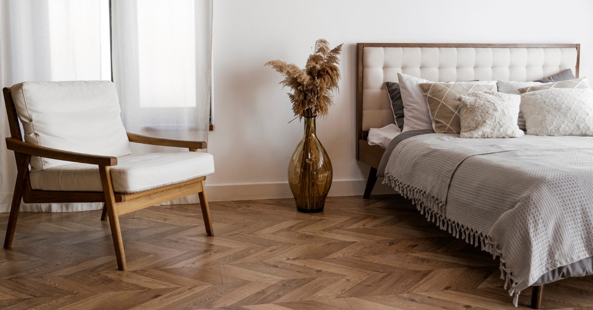 Pavimento in parquet posato a spina di pesce in una camera da letto