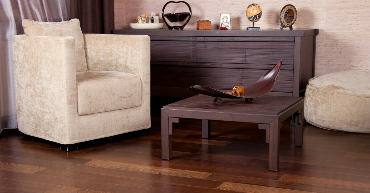 Parquet lucido in un salotto con mobili scuri
