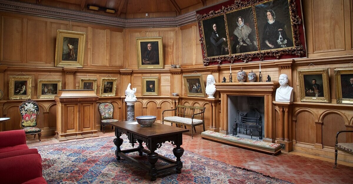 Una delle sale interne di Hospitalfield House in Scozia