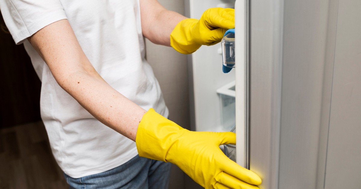 Pulire con attenzione il frigo e le guarnizioni.