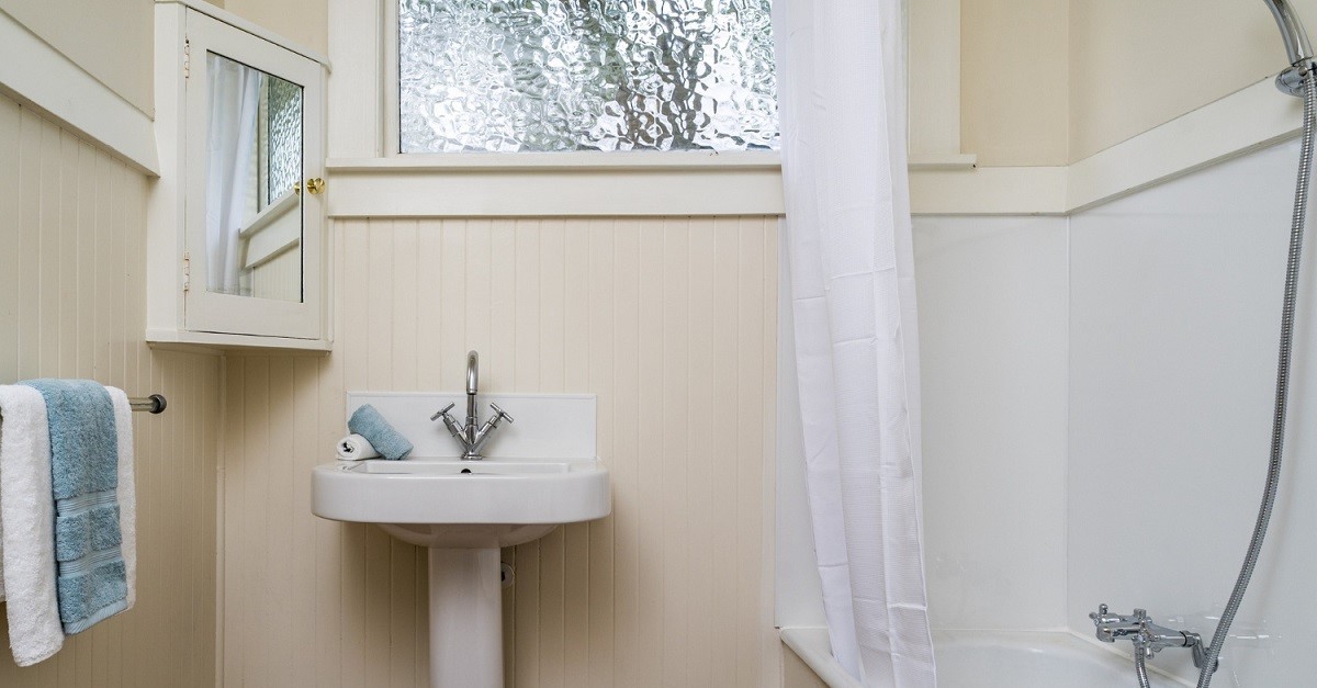 Lavabo sotto la finestra, con specchio laterale