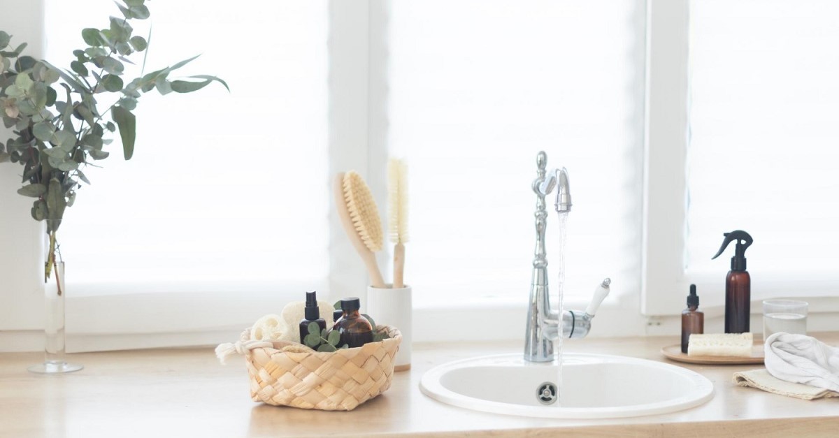Bagno con tendine alle finestre