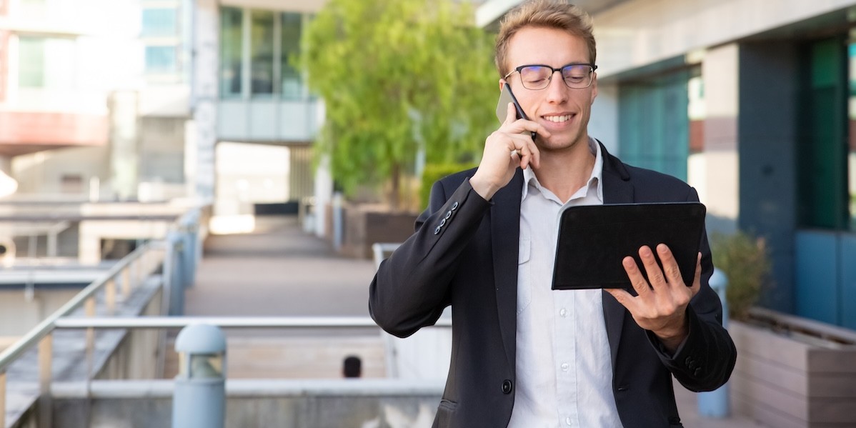 Manager real estate che parla al telefono 