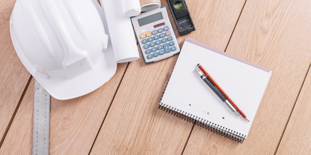 Materiale edile vicino al notebook 