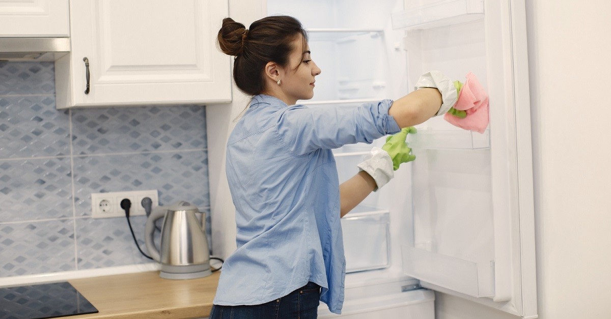 Pulizia interna di un frigo