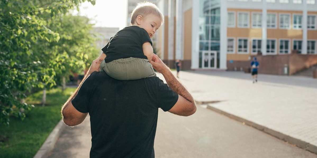 Padre con figlio camminano