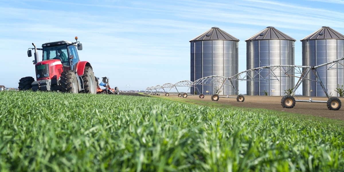 Produzione alimentare agricola con trattore, silos e sistema di irrigazione