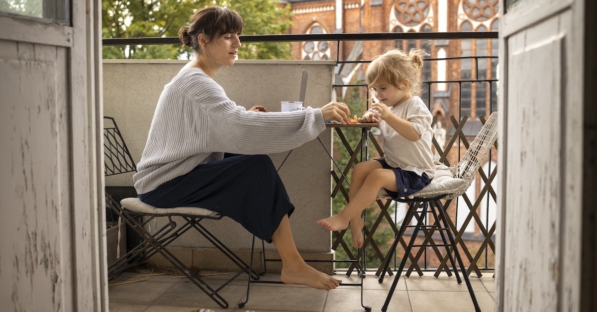 Famiglia felice sul balcone