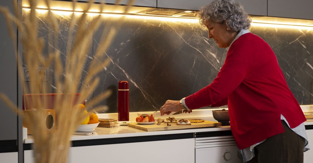 donna in cucina illuminata