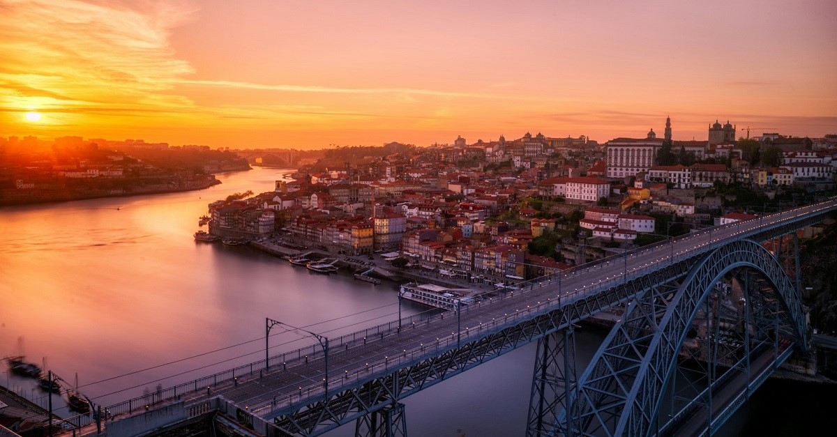 Porto al tramonto, con il Ponte Dom Luís I sulla destra
