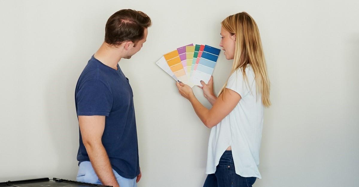 Due persone decidono il colore di una parete