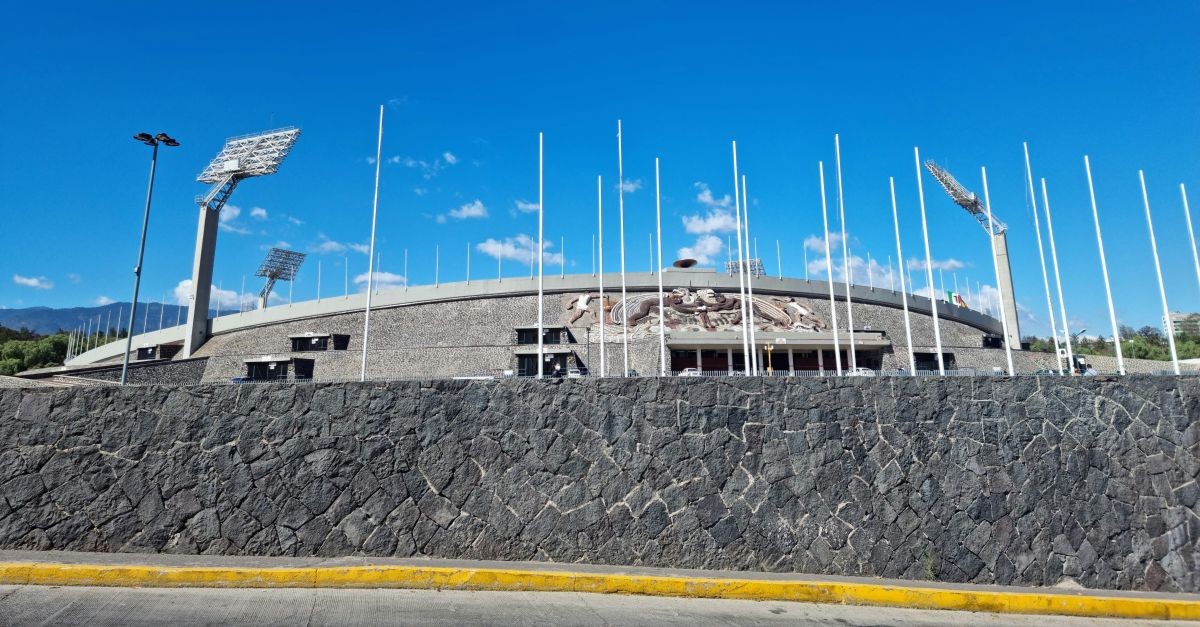 lo stadio azteca visto dall'esterno 