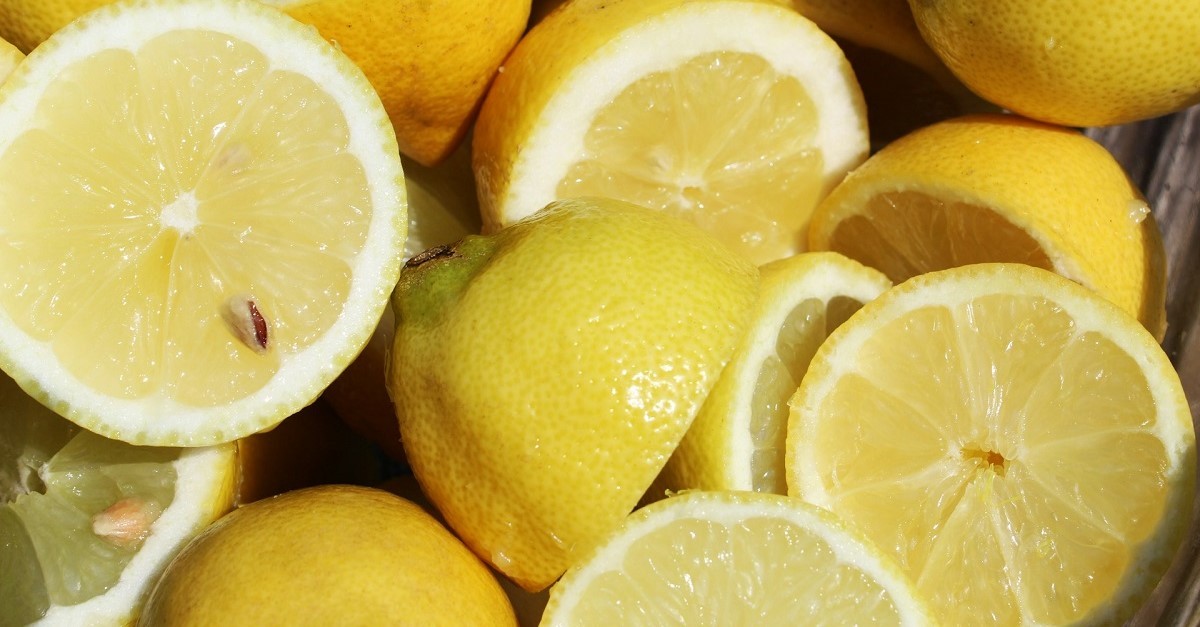 Dei limoni tagliati e pronti da spremere