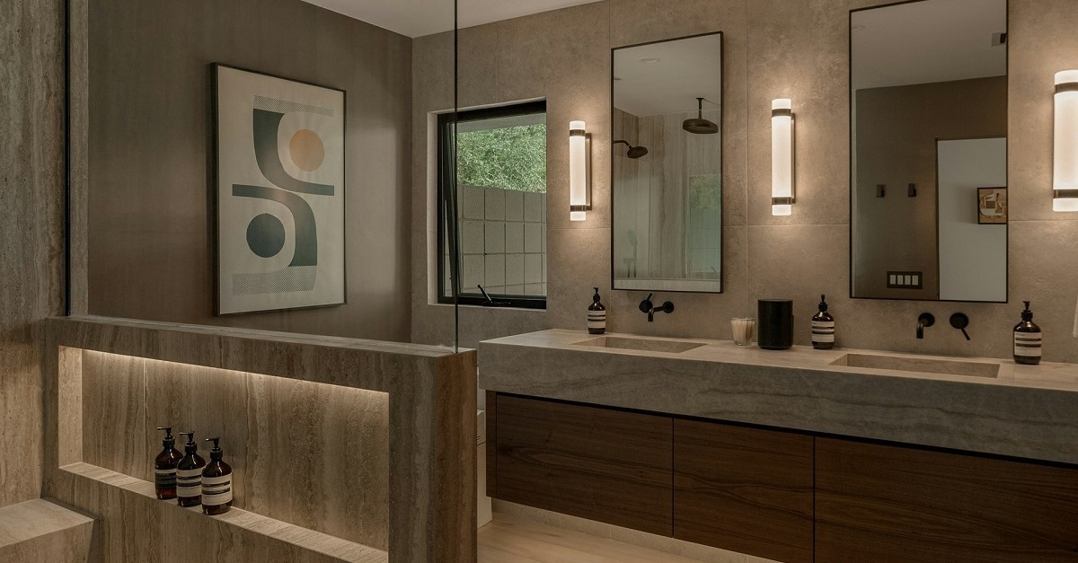 Bagno moderno con applique ai lati degli specchi