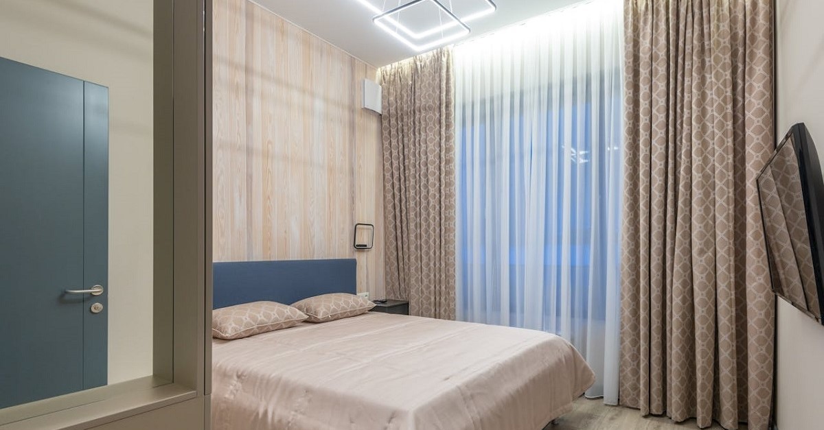 Camera da letto con tende coprenti
