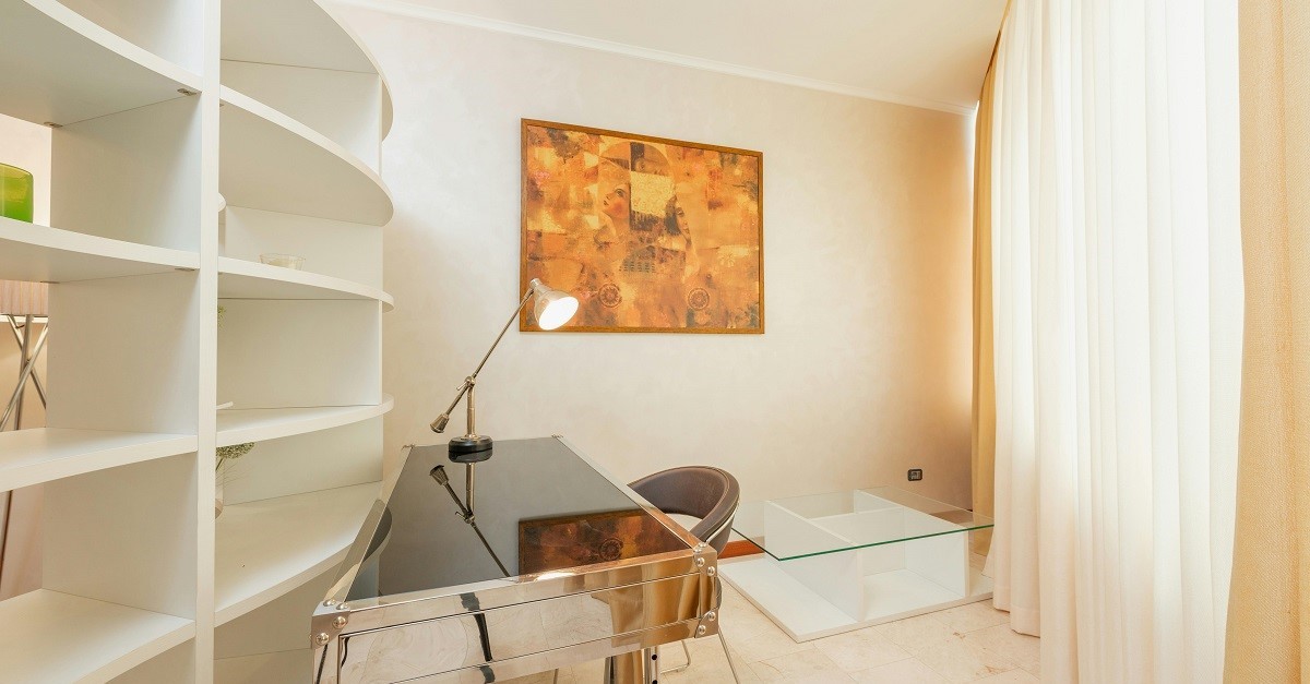 Uno studio con pareti irregolari