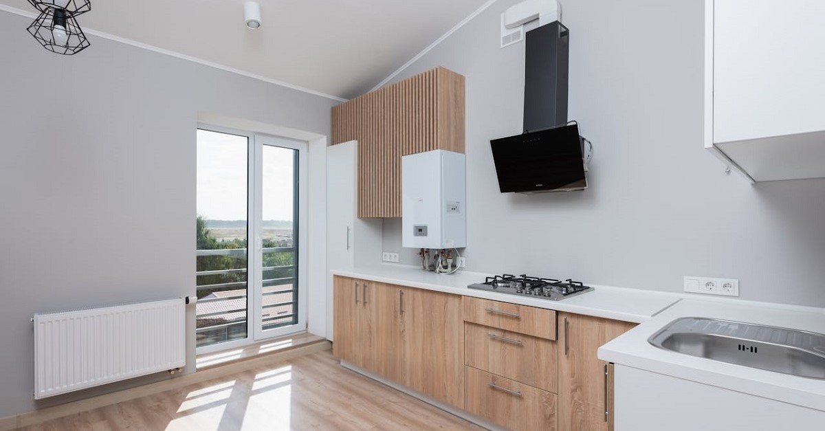 Cucina moderna con caldaia