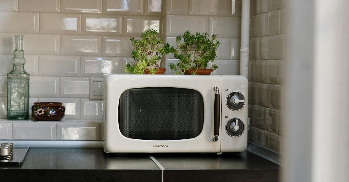 Un forno a microonde sul ripiano di una cucina