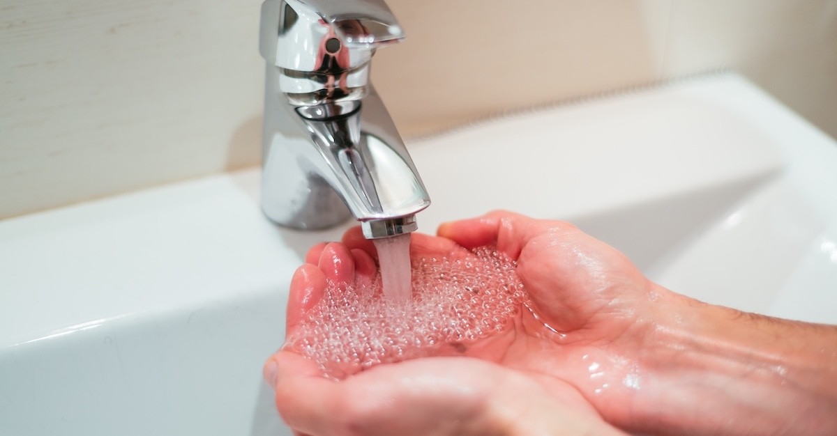 Acqua che scende dal rubinetto