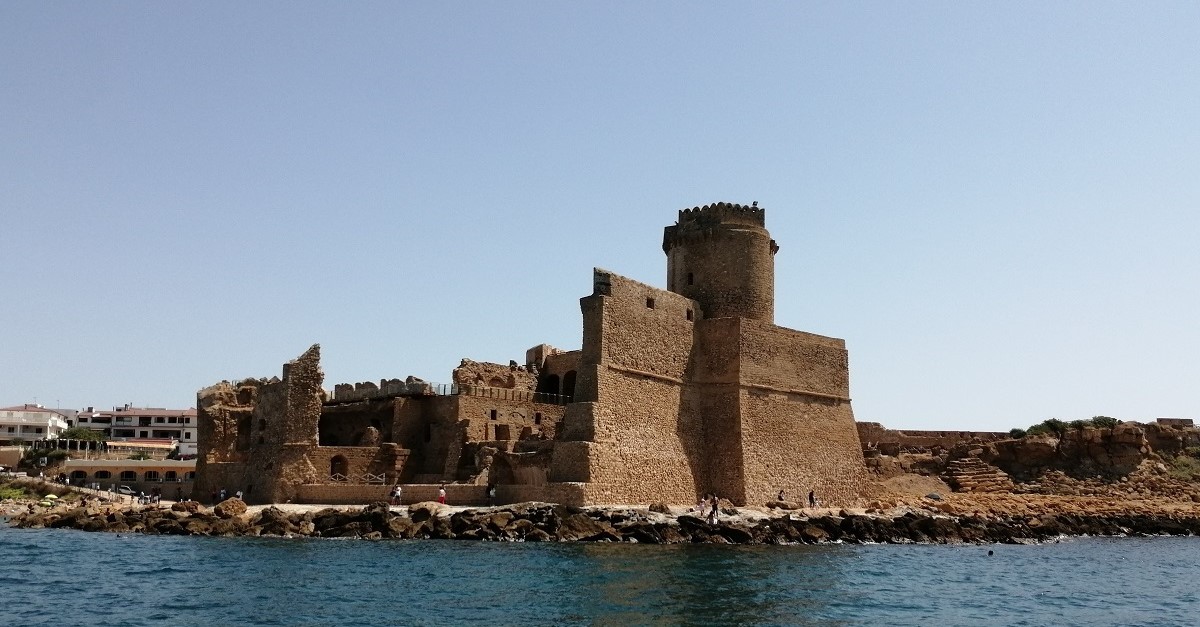 La fortezza di Le Castella vista dal mare
