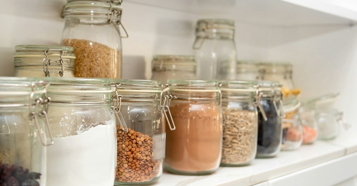Alimenti sigillati in una dispensa