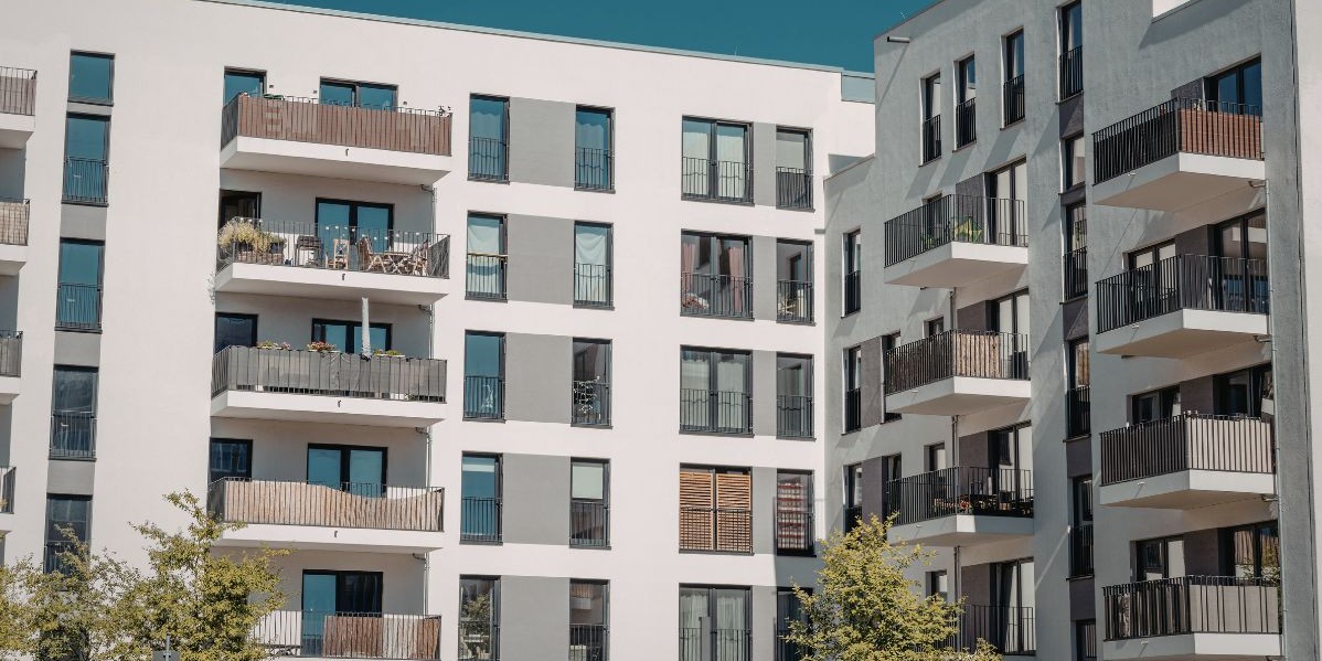 Vista dal basso verso l'alto della facciata geometrica di un moderno condominio residenziale