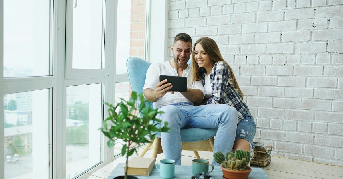 Due persone usano un tablet insieme