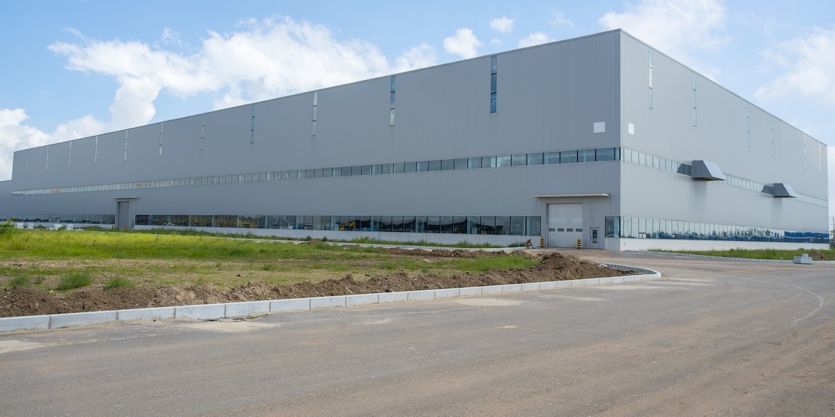 Esterno di un capannone industriale moderno