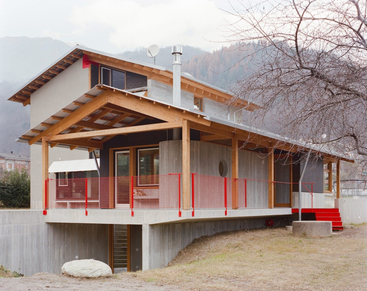 Il progetto prevedeva la ristrutturazione della casa originale e la costruzione di una nuova dependance