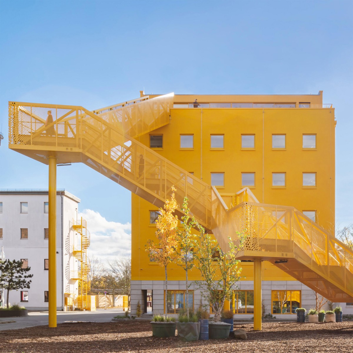 Haus 1, all'interno del complesso Jardins Atelier, è un edificio composto da uffici ristrutturati risalenti agli anni '90, situato a Berlino