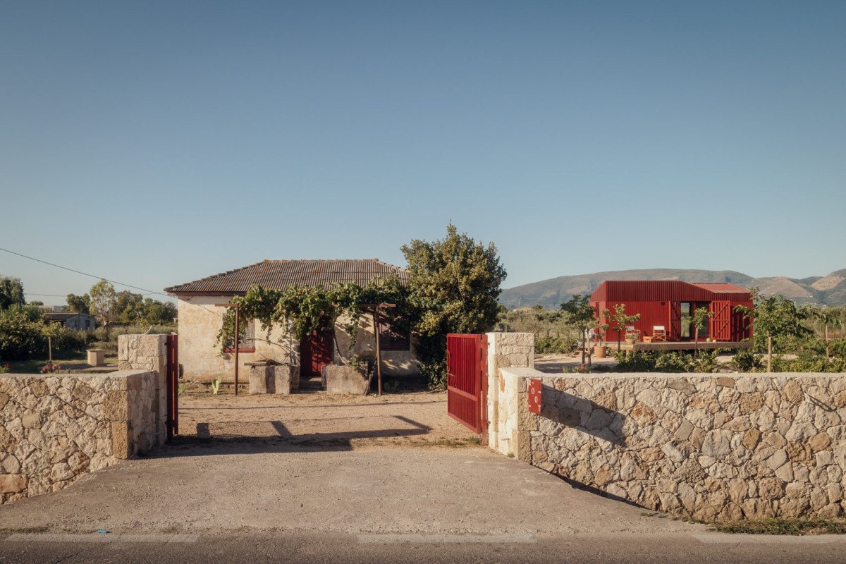 La nuova baita si trova accanto a una vecchia casa in pietra