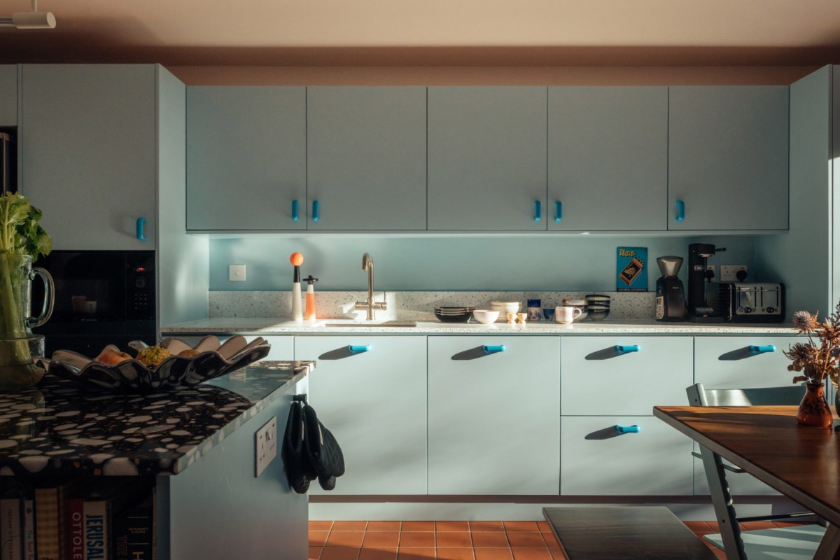 I mobili della cucina sono di colore azzurro chiaro
