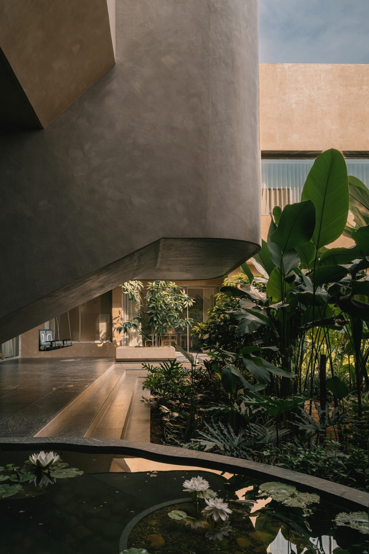 La casa è stata ispirata dalle opere di Le Corbusier e Balkrishna Doshi